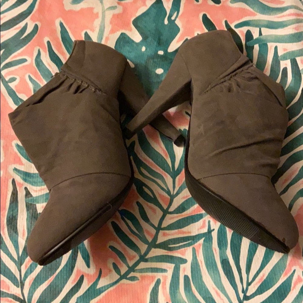 Wet Seal Grey Gray Suede Coreen Wrap Ankle Heel Booties Cute Shoes Boots EUC